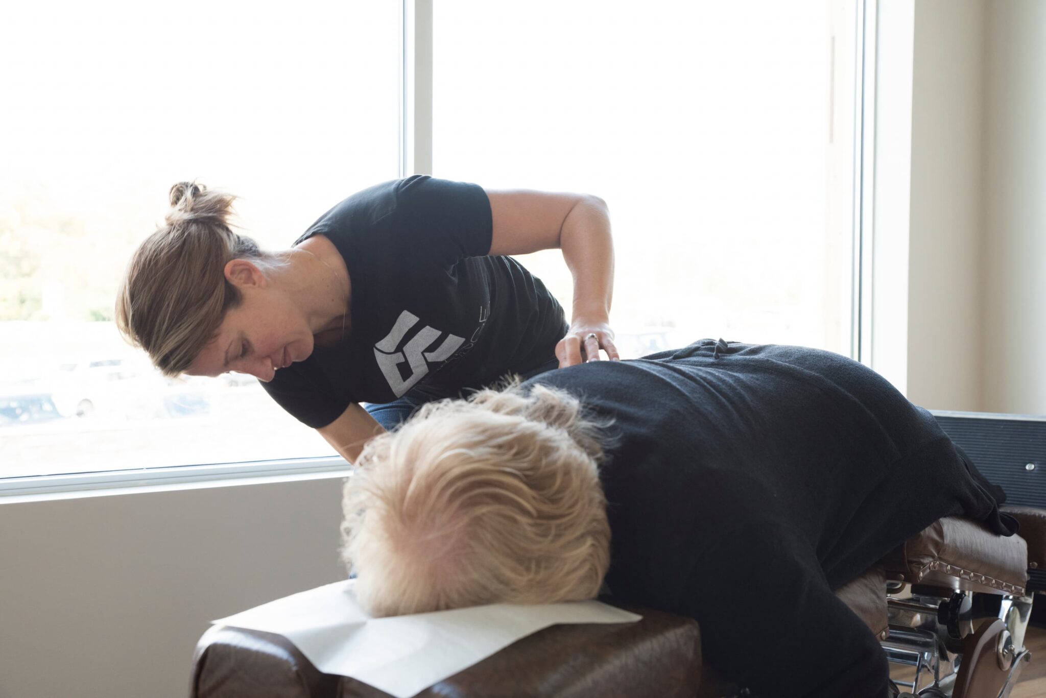 an Active Edge chiropractor applying chiropractic techniques on a patient in Columbus Ohio