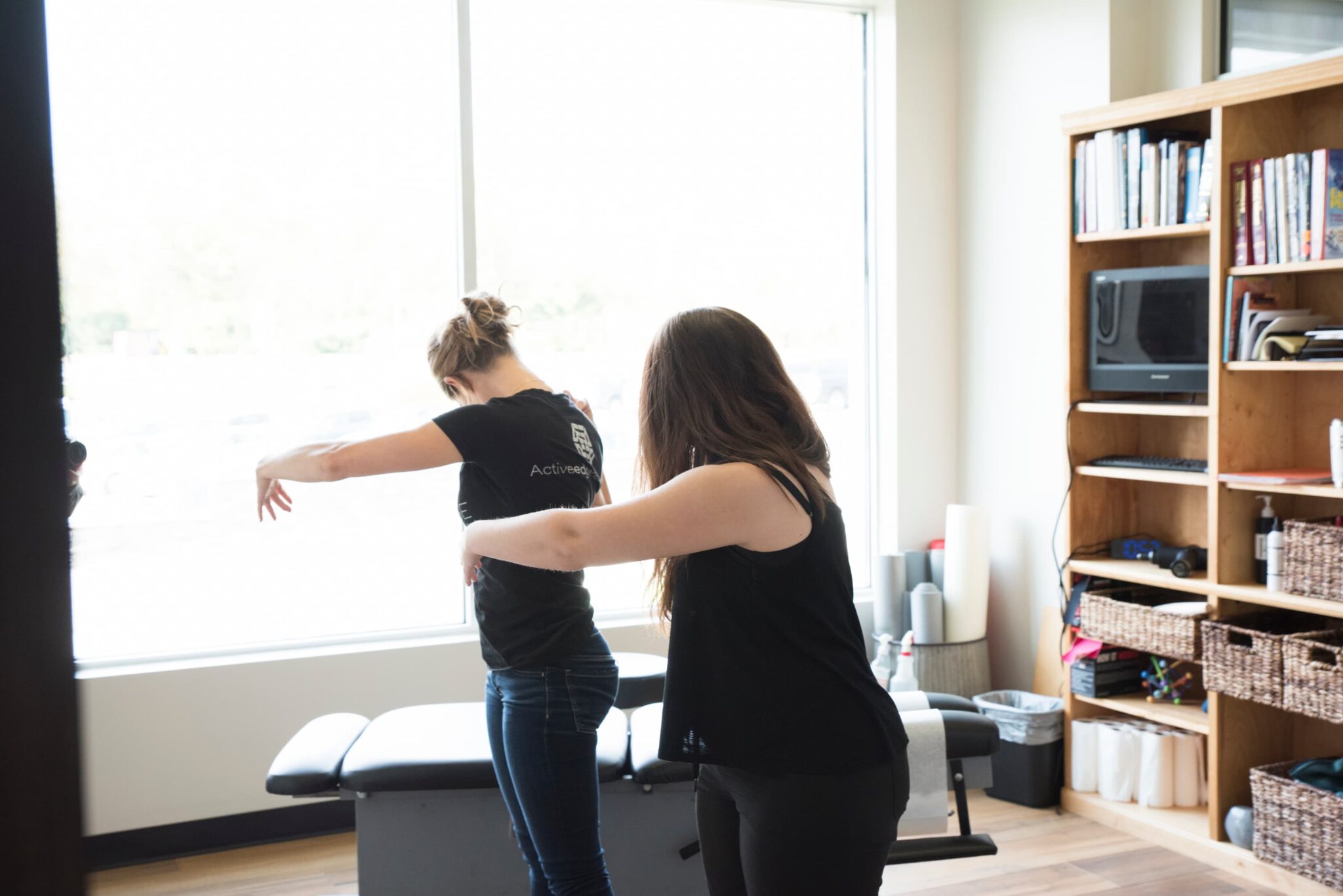 an Active Edge chiropractor doing stretching with a female patient in Columbus Ohio