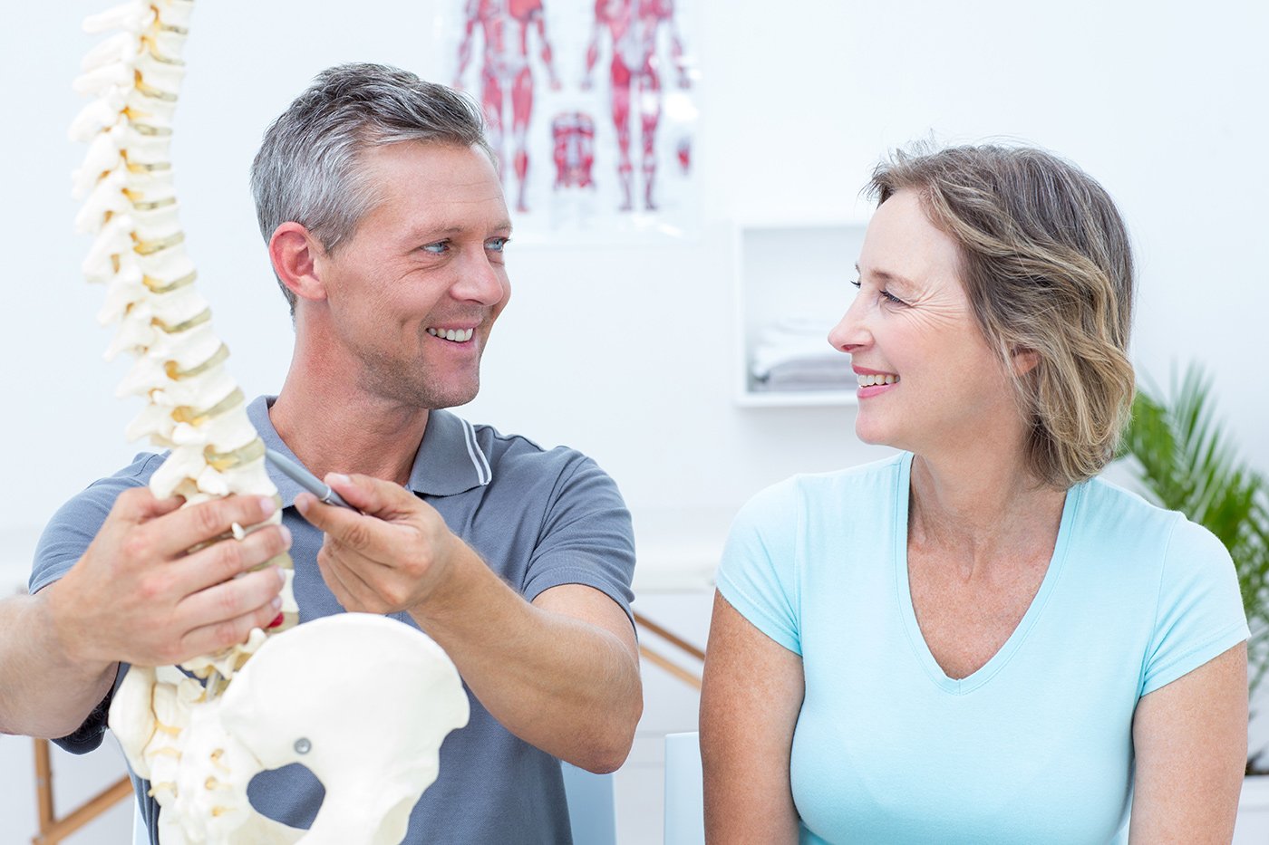 patient asking a chiroproactor a question about the spine